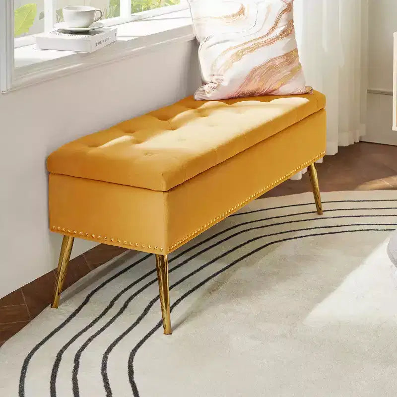 Panca contenitore con borchie decorative e seduta trapuntata a bottoni