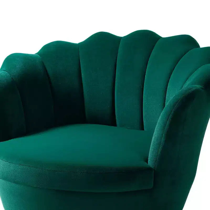 Poltrona a botte imbottita con gambe in metallo